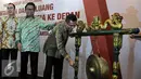 Menperin, Saleh Husin (kanan) memukul gong membuka RUA IX AEKI di Jakarta, Kamis (10/3). Indonesia siap bersaing di dunia untuk menjadi negara penghasil kopi terbesar setelah Brasil dan Vietnam. (Liputan6.com/JohanTallo)