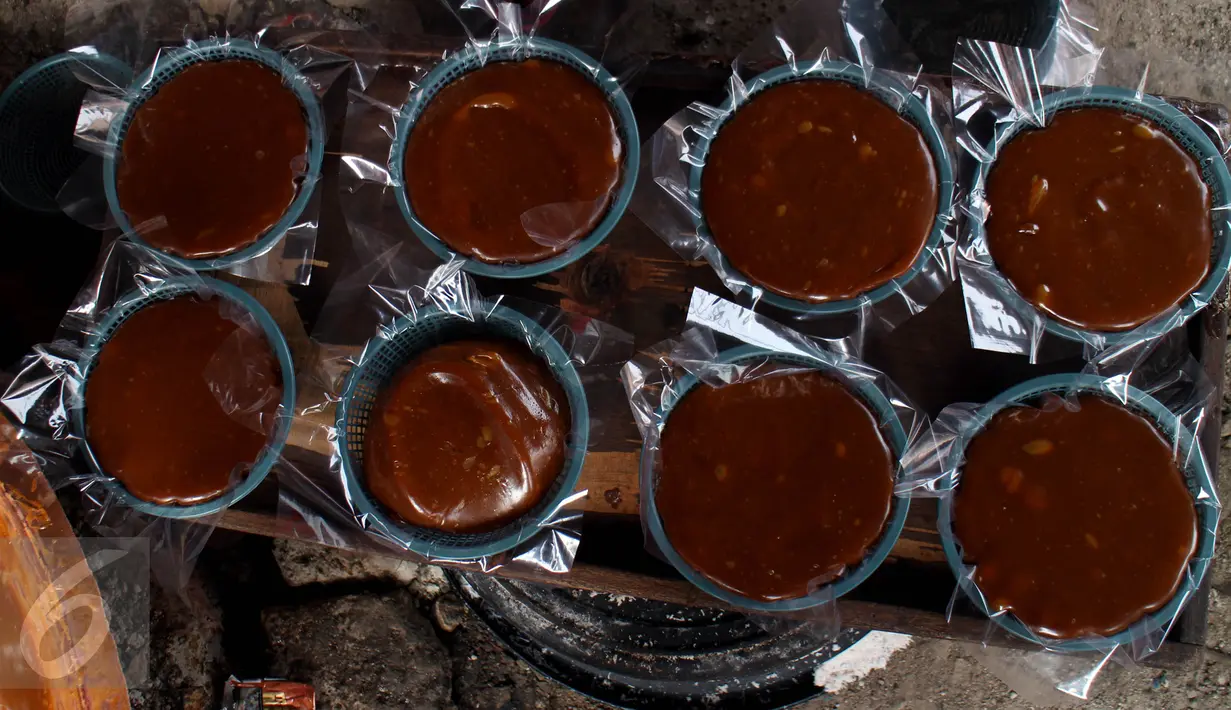 Dodol betawi "Ibu Ipah" yang sudah dikemas, di industri rumahan kawasan Kampung Gedong, Jakarta Timur, Senin (29/6/2015). Produksi dodol Betawi mengalami peningkatan sepuluh kali lipat seiring permintaan jelang Lebaran. (Liputan6.com/Johan Tallo)