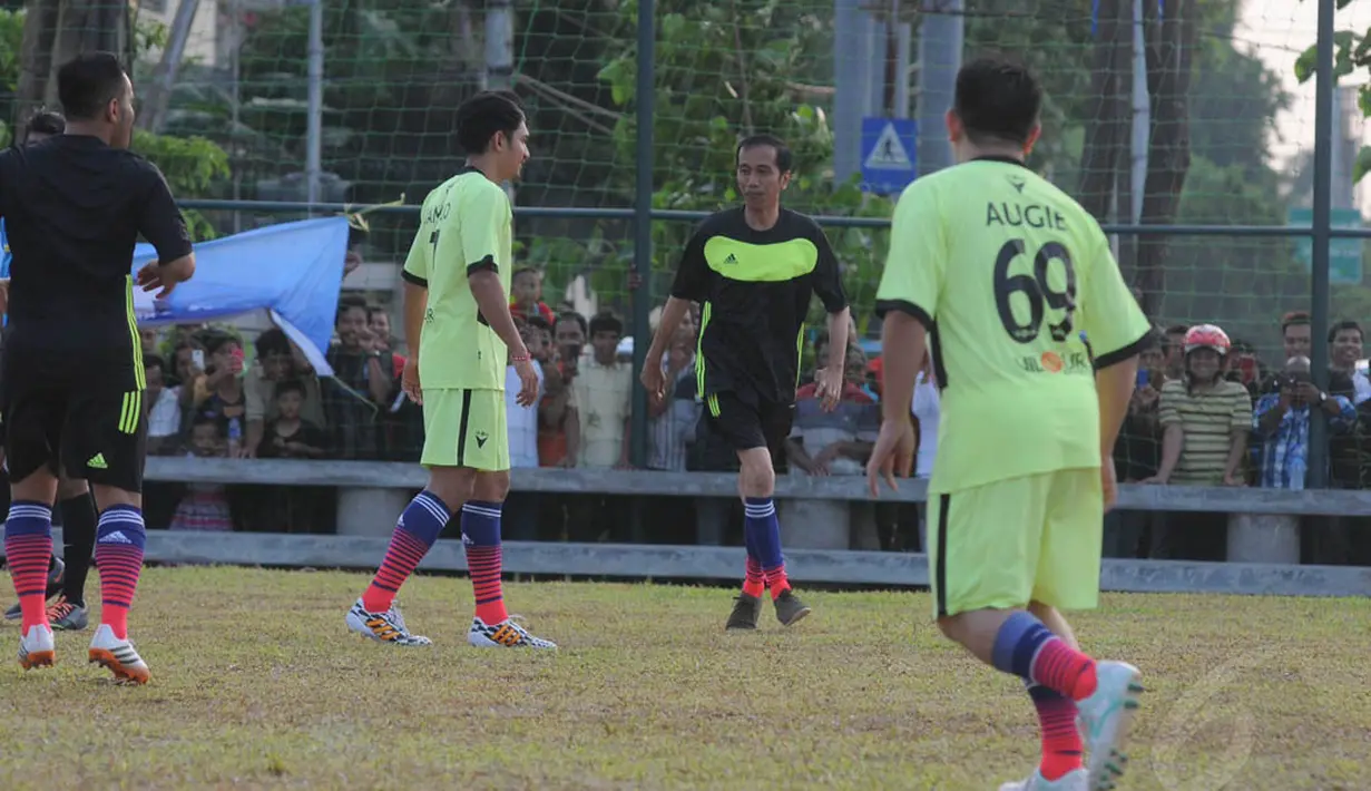 Presiden terpilih Joko Widodo yang tampil mengenakan seragam sepakbola berwarna hitam itu terlihat antusias menjalani pertandingan, Jakarta, Minggu (17/8/14). (Liputan6.com/Herman Zakharia)