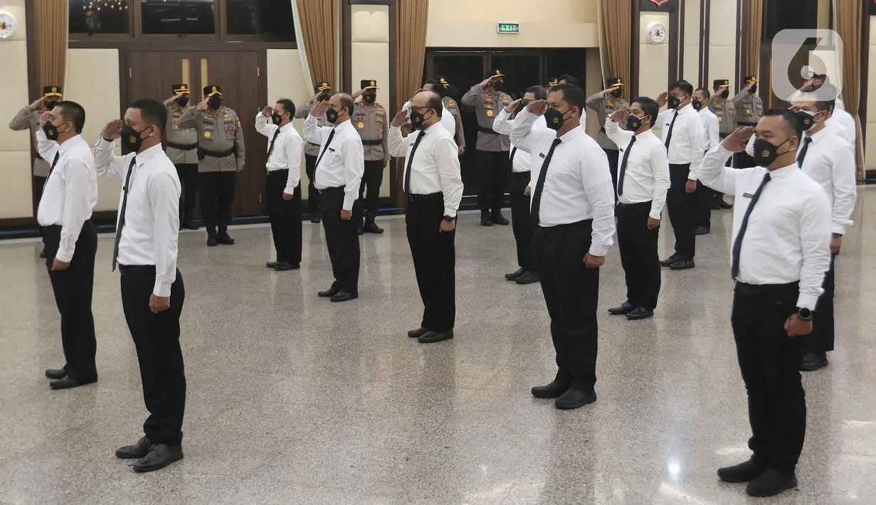 Mantan penyidik KPK Novel Baswedan bersama sejumlah mantan pegawai KPK mengikuti pelantikan di Mabes Polri, Jakarta, Kamis (9/12/2021). Kapolri Listyo Sigit Prabowo resmi melantik sebanyak 44 mantan pegawai KPK menjadi Aparatur Sipil Negara (ASN) Polri. (Liputan6.com/Herman Zakharia)