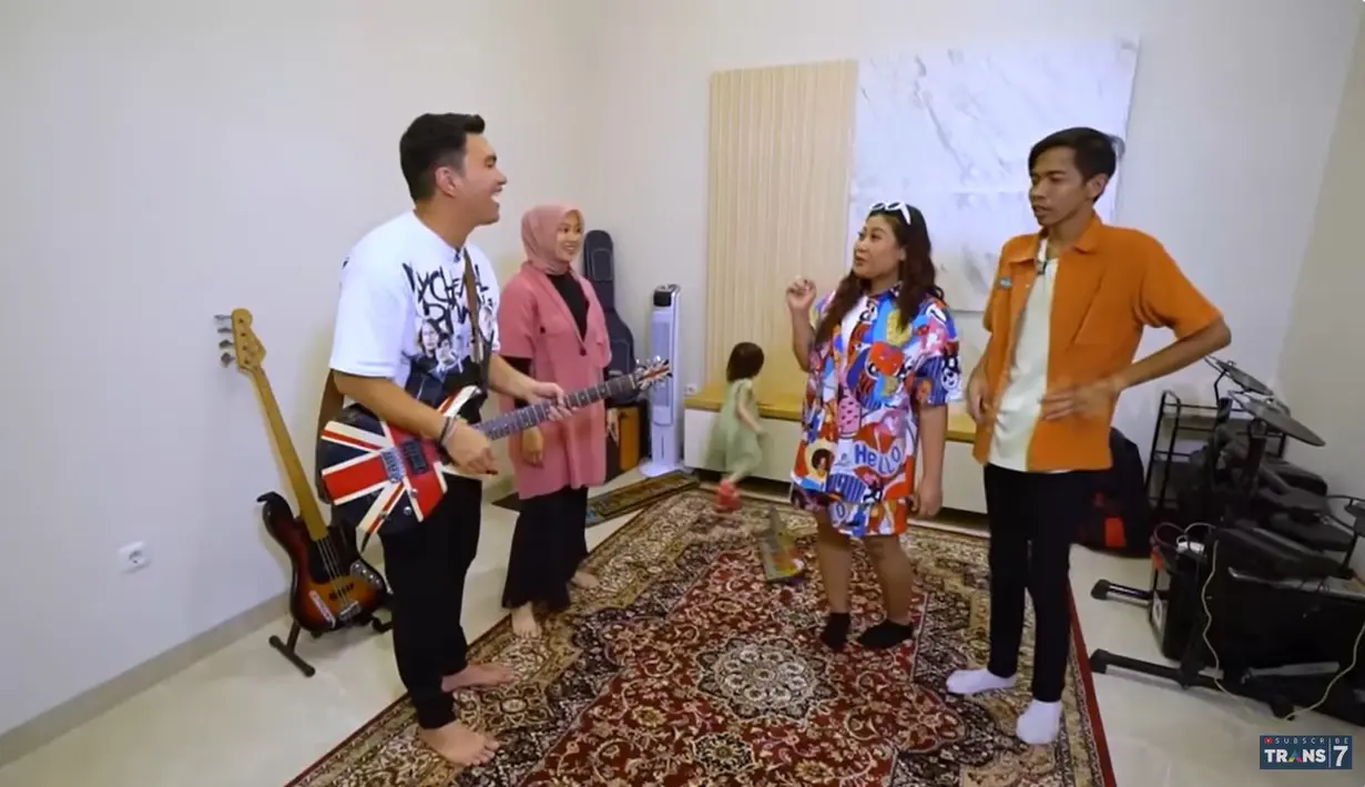 Ruangan yang biasa digunakan Aldi Taher bermain musik. Tampak ada beberapa alat musik di ruang ini. Ruangan ini juga digunakan untuk salat berjamah saat banyak orang di rumahnya. [Youtube/TRANS7 OFFICIAL]