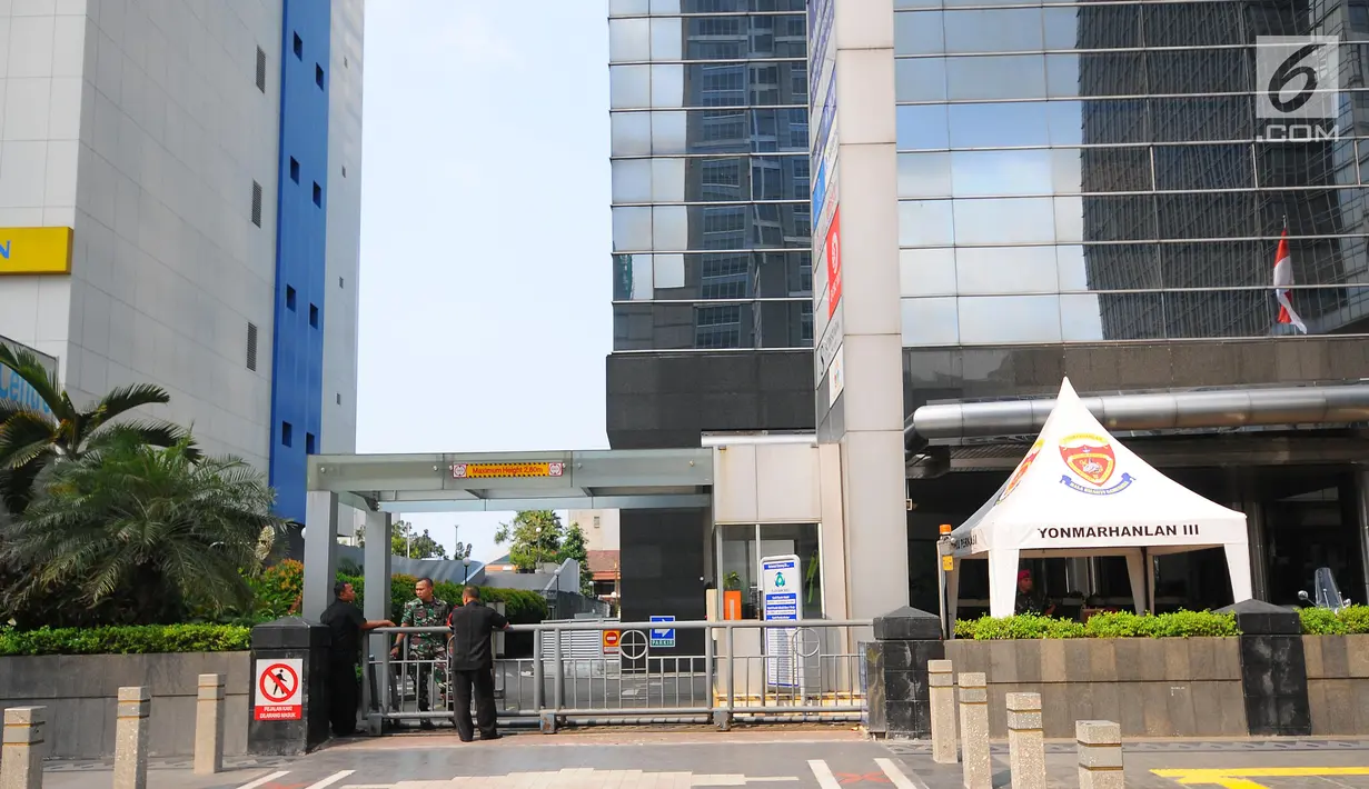 Petugas berjaga di luar kantor yang tutup di jalan Thamrin, Jakarta, Rabu (22/5). Akibat aksi 22 mei membuat perkantoran di kawasan tersebut terpaksa ditutup dan para karyawan diliburkan. (Liputan6.com/Angga Yuniar)