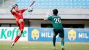 <p>Kiper Thailand U-19, Chommaphat Boonloet, berusaha menghalau tendangan pemain Vietnam U-19, Nguyen Van Truong pada laga perebutan tempat ketiga Piala AFF U-19 2022 di Stadion Patriot Chandrabhaga, Bekasi, Jumat (15/7/2022). (Bola.com/Bagaskara Lazuardi)</p>