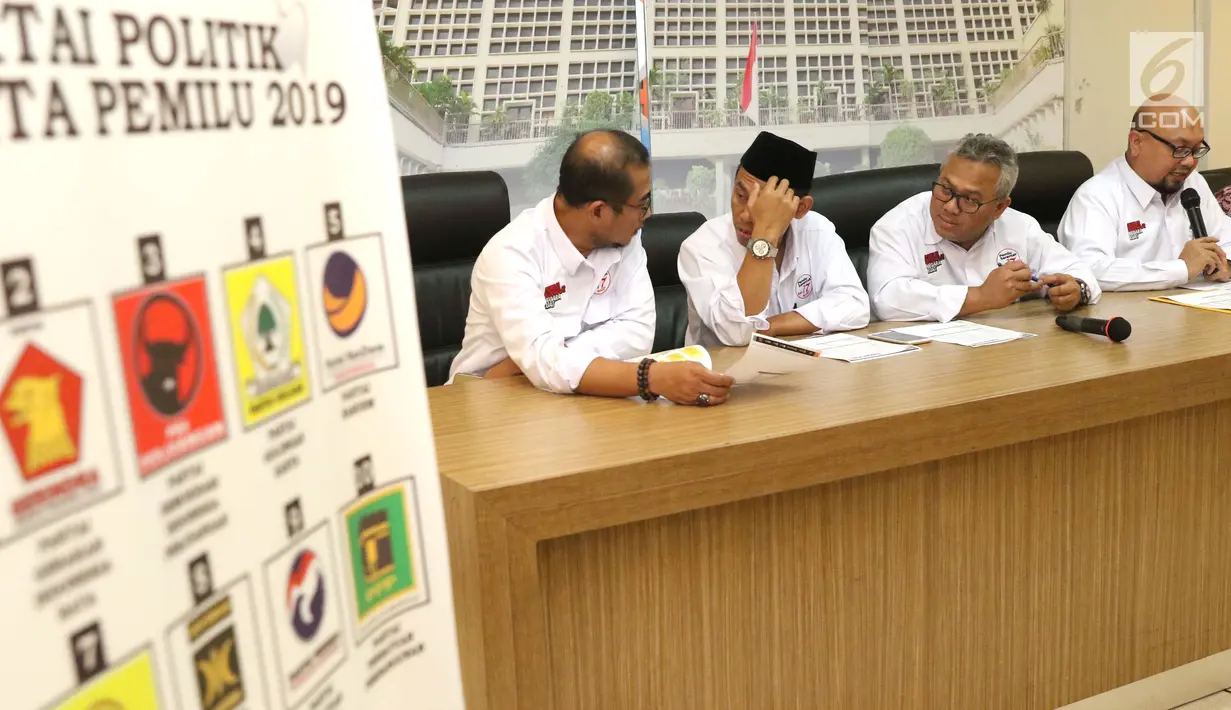 Komisioner KPU, Ilham Saputra membacakan rilis 49 Caleg Berstatus Mantan Terpidana Korupsi pada Pemilu 2019 di Jakarta, (30/1). 49 Caleg Mantan Terpidana Korupsi terdaftar di DPT DPD, DPRD Provinsi, DPRD Kab/Kota. (Liputan6.com/Helmi Fithriansyah)