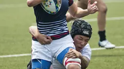 Duel atlet rugby seven Hongkong (kiri) dengan Singapura pada Asian Games 2018 di Stadion Rugby Seven, GBK, Kamis (30/8/2018). (Bola.com/Peksi Cahyo)