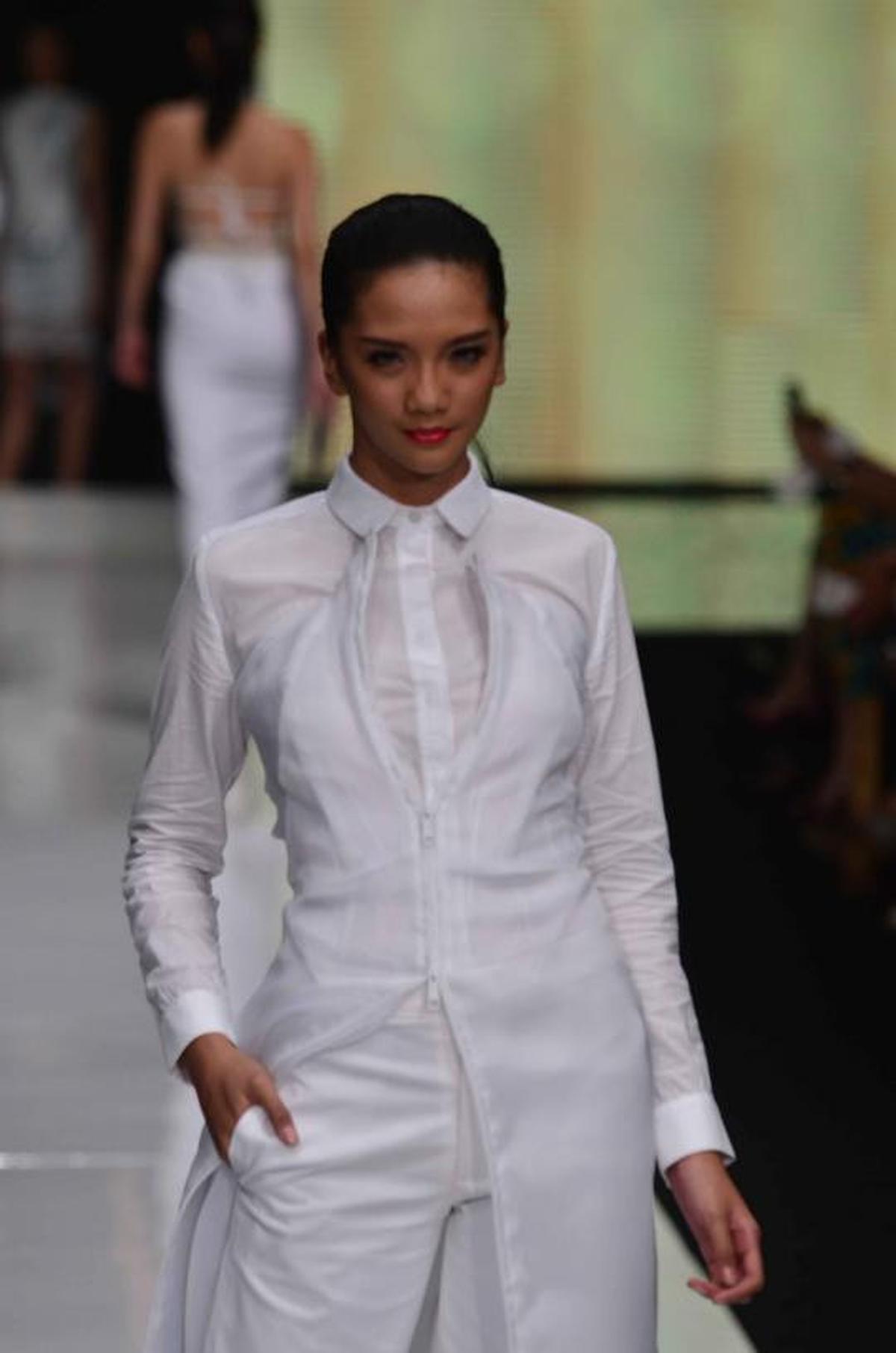 Puluhan model tampil di Jakarta Fashion Week 2013