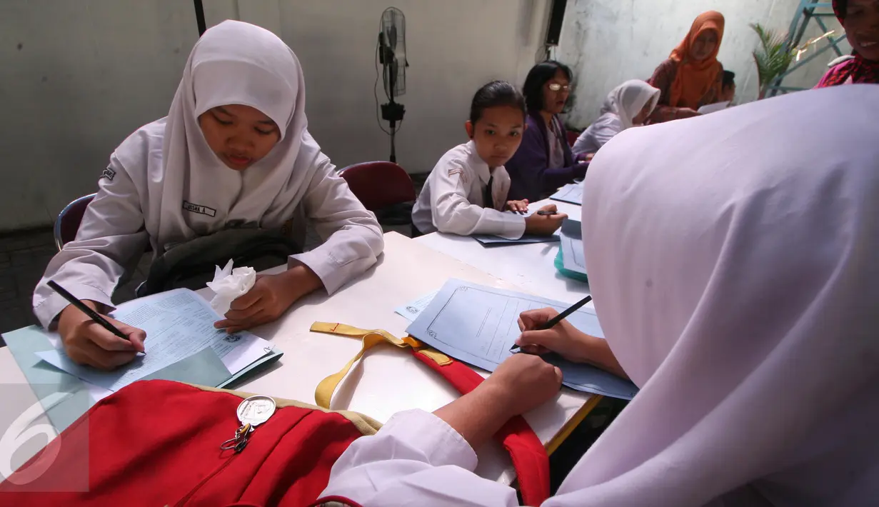 Seorang siswi mengisi formulir Penerimaan Peserta Didik Baru (PPDB) tahun ajaran 2016/2017 di Dinas Pendidikan Kota Yogyakarta, Rabu (15/6). PPDB jalur Kartu Menuju Sehat (KMS) diminati siswa untuk mendapatkan sekolah favorit. (Liputan6.com/Boy Harjanto)