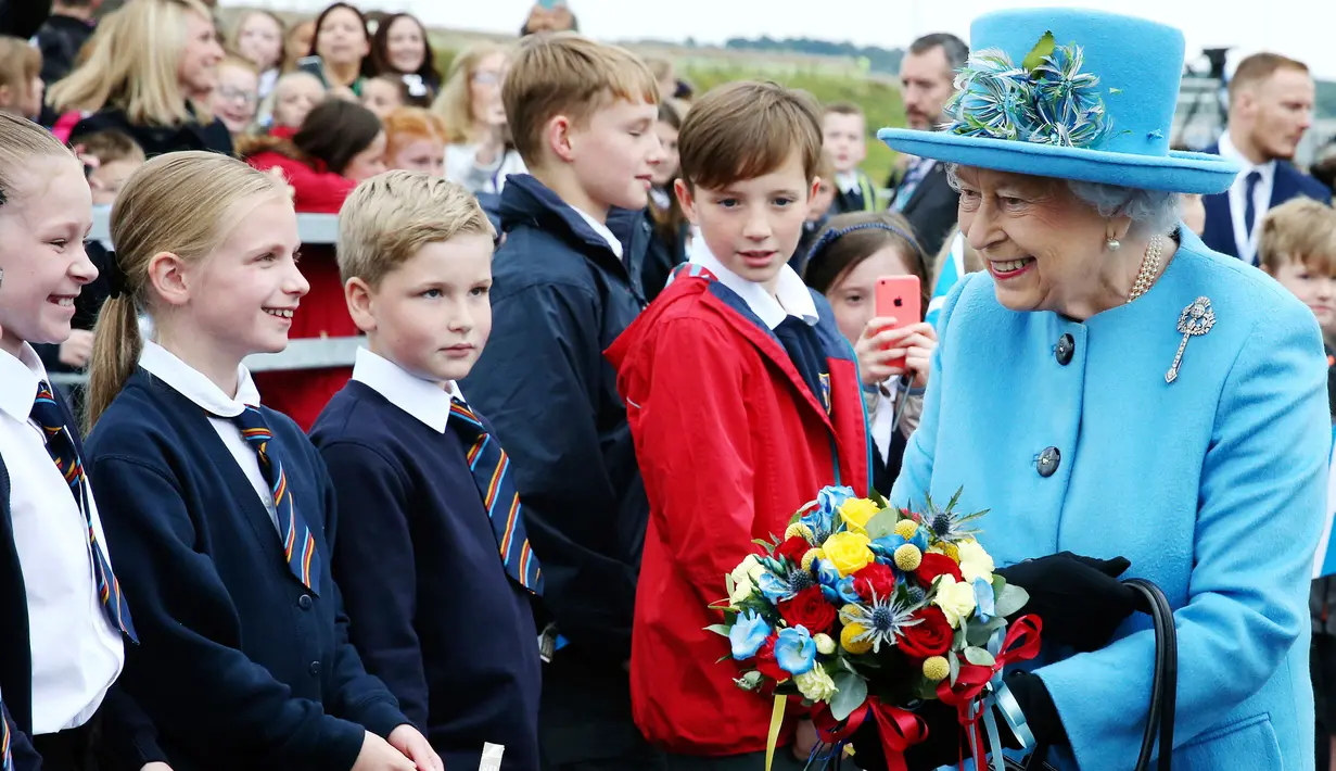 Ratu Elizabeth II menyapa anak-anak yang hadir di peresmian jembatan Queensferry, Skotlandia, Minggu (4/9). Queensferry  dibangun dengan 35 ribu ton baja dan 150 ribu ton besi berdiri setinggi 210 meter diatas permukaan air. (Andrew Milligan/PA via AP)