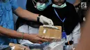 Tim Laboratorium BNN menunjukkan barang bukti narkoba sebelum pemusnahan di Kantor BNN, Jakarta, Senin (10/12). BNN memusnahkan sebanyak 48 kilogram sabu, 33.218 butir ekstasi, dan 229 kilogram ganja. (Merdeka.com/Iqbal Nugroho)