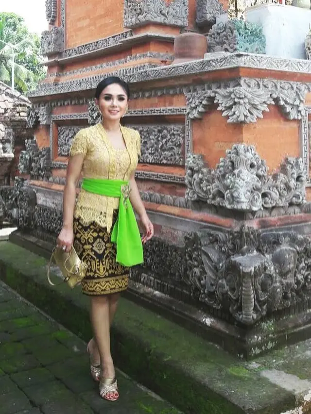Kebaya Kutu Baru Yuni Shara