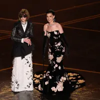 Intip penampilan elegan Anna Wintour dan Anne Hathaway yang ikonik di Oscar 2026  (Photo by Patrick T. Fallon / AFP)