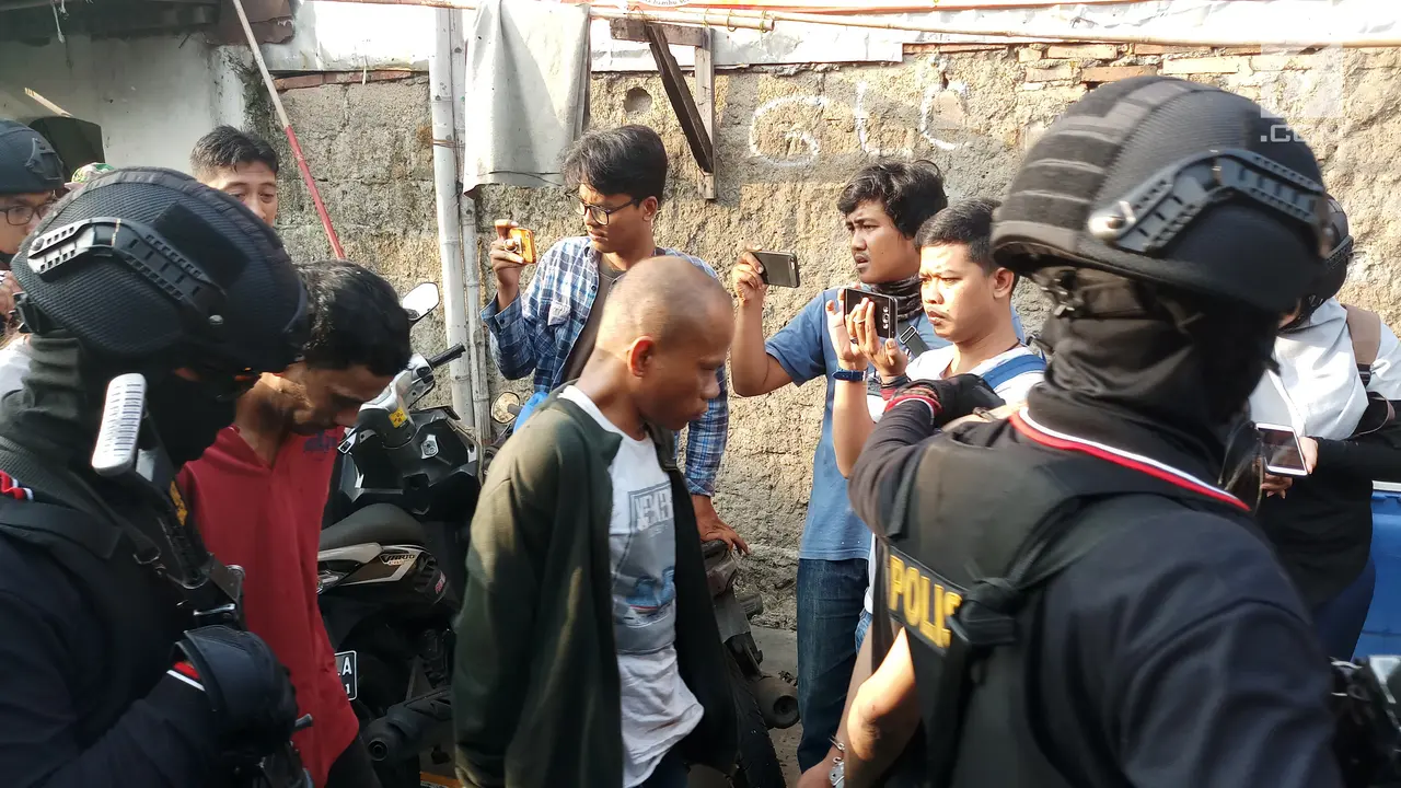 8 Terduga Pelaku Diciduk dalam Penggerebekan Narkoba di Kampung Boncos