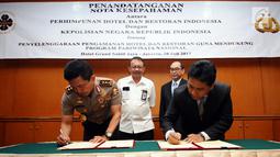 Kabaharkam Polri, Komjen Pol Putut Eko Bayuseno (kiri) bersama Ketua Umum PHRI, Hariyadi BS Sukamdani menandatangani MoU di Jakarta, Kamis, (20/7). MoU tentang Penyelenggaraan Pengamanan Hotel dan Restoran. (Liputan6.com/Helmi Fithriansyah)