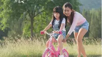 Anak mulai suka bersepeda? Yuk, Mom, selalu dampingi dan dukung gerak bebasnya dengan cara ini!