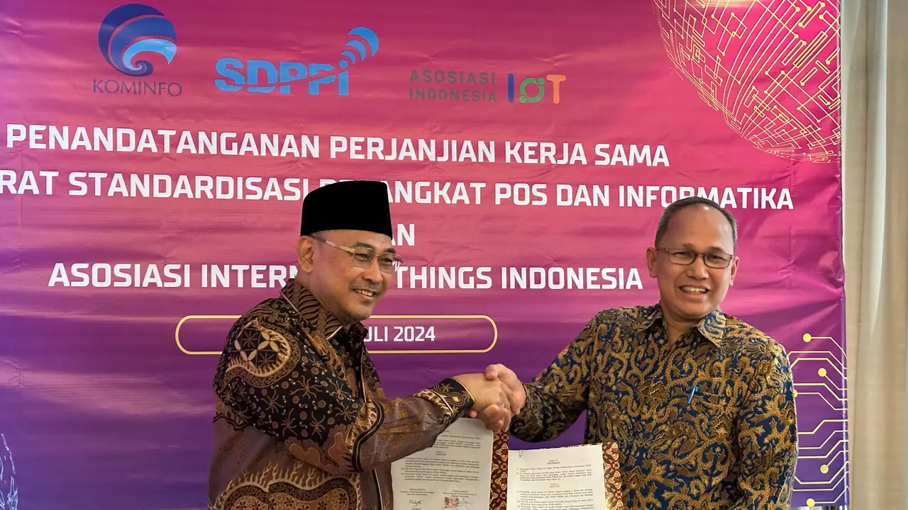 Mulyadi, Direktur Standardisasi Perangkat Pos dan Informatika Kominfo bersama Teguh Prasetya, Ketua Umum ASIOTI melakukan penandatanganan perjanjian kerja sama untuk mendorong pengembangan IoT di Indonesia. Dok: ASIOTI