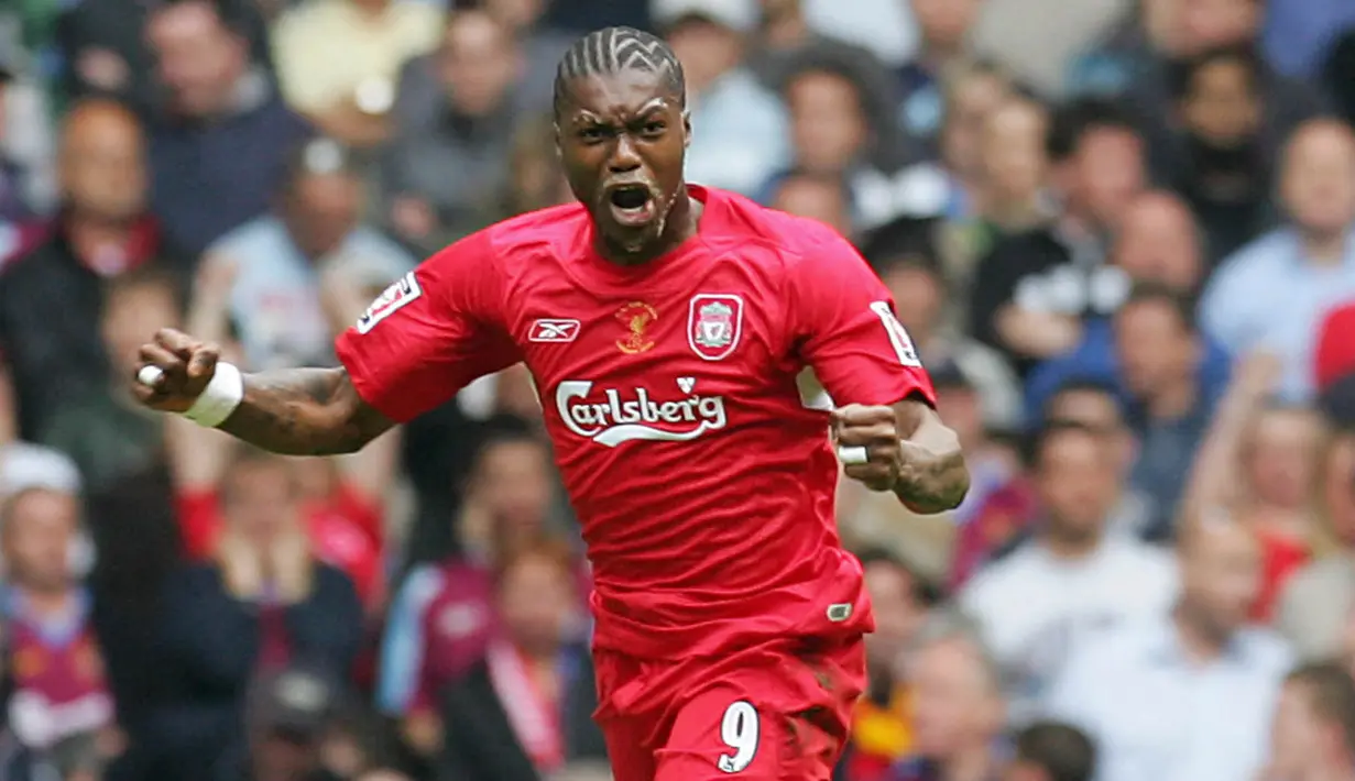 Djibril Cisse - Pemain dengan gaya rambut unik ini merupakan bomber yang membawa Liverpool menjuarai Liga Champions 2005 di Istanbul. Pria berkebangsaan Prancis itu tak segan mewarnai hingga mengukir rambut demi penampilan. (AFP/Paul Ellis)