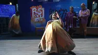 Sejumlah pemain Teater Koma menampilkan adegan pementasan Rumah Sakit Jiwa di Jakarta, Jumat (10/7/2026). Lakon yang pertama kali dipentaskan 35 tahun lalu itu kembali diproduksi dan akan dipentaskan pada 30 Juli hingga 2 Agustus 2026 di Graha Bhakti Budaya, Taman Ismail Marzuki. Pementasan tersebut mengangkat isu kemanusiaan, relasi kuasa, dan dinamika sosial yang tetap relevan dengan kehidupan masyarakat saat ini. (KLY/Budy Santoso)