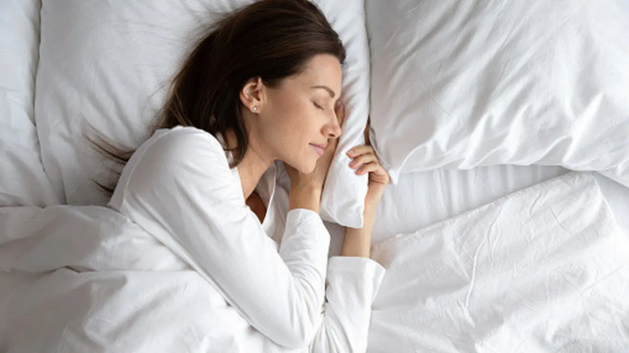 Ilustrasi perempuan tidur