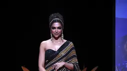 Aktris India Deepika Padukone muncul saat upacara pembukaan festival film internasional ke-75, Cannes, Prancis selatan (17/5/2022). Deepika Padukone mengenakan blouse tanpa lengan berpayet warna hitam yang semakin mempercantik penampilannya. (AP Photo/Vianney Le Caer)