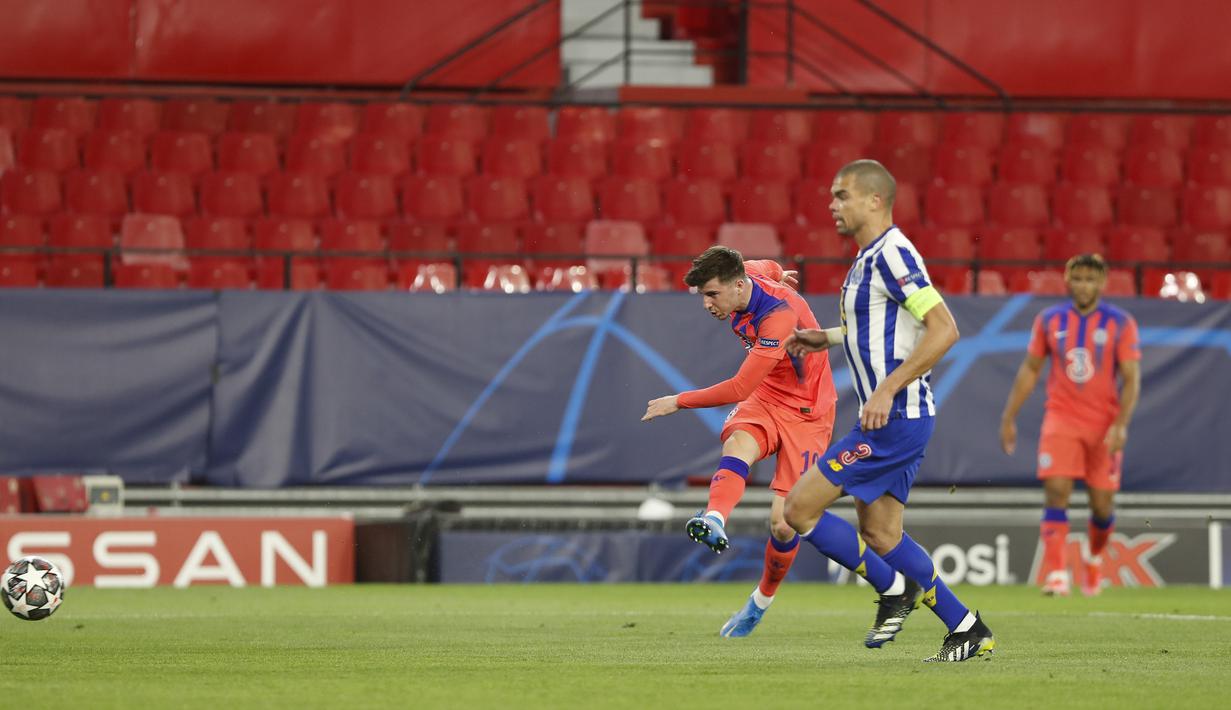 Gelandang Chelsea, Mason Mount mencetak gol pembuka untuk timnya ke gawang FC Porto pada leg pertama perempat final Liga Champions, Kamis (8/4/2021). Chelsea menang 2-0 Porto di laga yang digelar di tempat netral tersebut. (AP Photo/Angel Fernandez)
