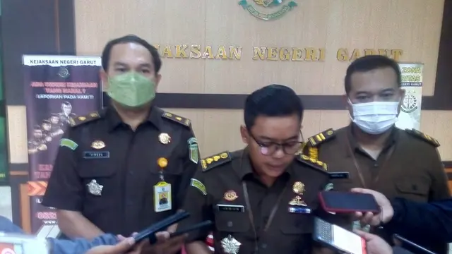 Kasi Intelijen Kejari Garut Irwan Ganda Saputra tengah memberikan penjelasan kepada wartawan dalam peretasan website Kejari Garut, beberapa waktu lalu. (Liputan6.com/Jayadi Supriadin)