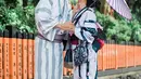 Foto dengan menganakan busana kimono, Tian dan Junior terlihat mesra saat cium bibir di pinggir jalan. Tian menuliskan keterangan dalam fotonya. "Ih tiyum tiyuman (cium-ciuman)," tulis Tian sebagai keterangan foto, Senin (26/9). (Instagram/putrititian)