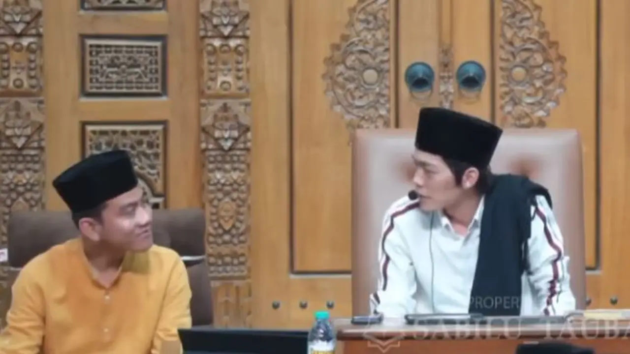 Gibran Rakabuming Raka menghadiri pengajian Gus Iqdam di markas Majelis Ta'lim Sabilu Taubah (ST Pusat), Blitar. (Foto: Liputan6.com/SS YT Team Lo Punya)