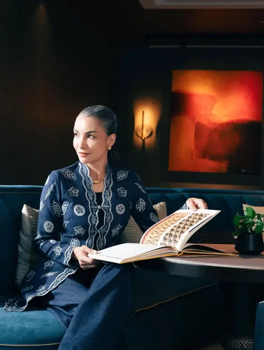 Karismanya sebagai perempuan Indonesia terlihat dengan kebaya cheongsam dan celana biru navy [@nadyahutagalung]