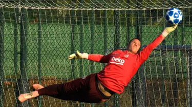 Kiper Barcelona, Marc-Andre Ter Stegen menepis bola saat berlatih di Joan Gamper Sports Center, Sant Joan Despi, Spanyol, Selasa (23/10). Barcelona akan menjamu Inter Milan pada Grup B Liga Champions. (LLUIS GENE/AFP)