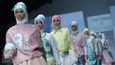 Sejumlah model membawakan busana Wardah Cosmetik  rancangan Dian Pelangi  pada hari kedua Jakarta Fashion Week (JFW) 2016 di Senayan city, Jakarta, Minggu (25/10/2015). Wardah Cosmetics terpilih sebagai Official JFW 2016. (Liputan6.com/Herman Zakharia)