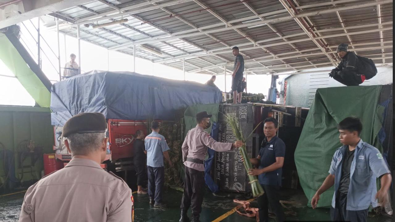Truk Bermuatan Dedak dan Jagung Terguling di Kapal Ferry