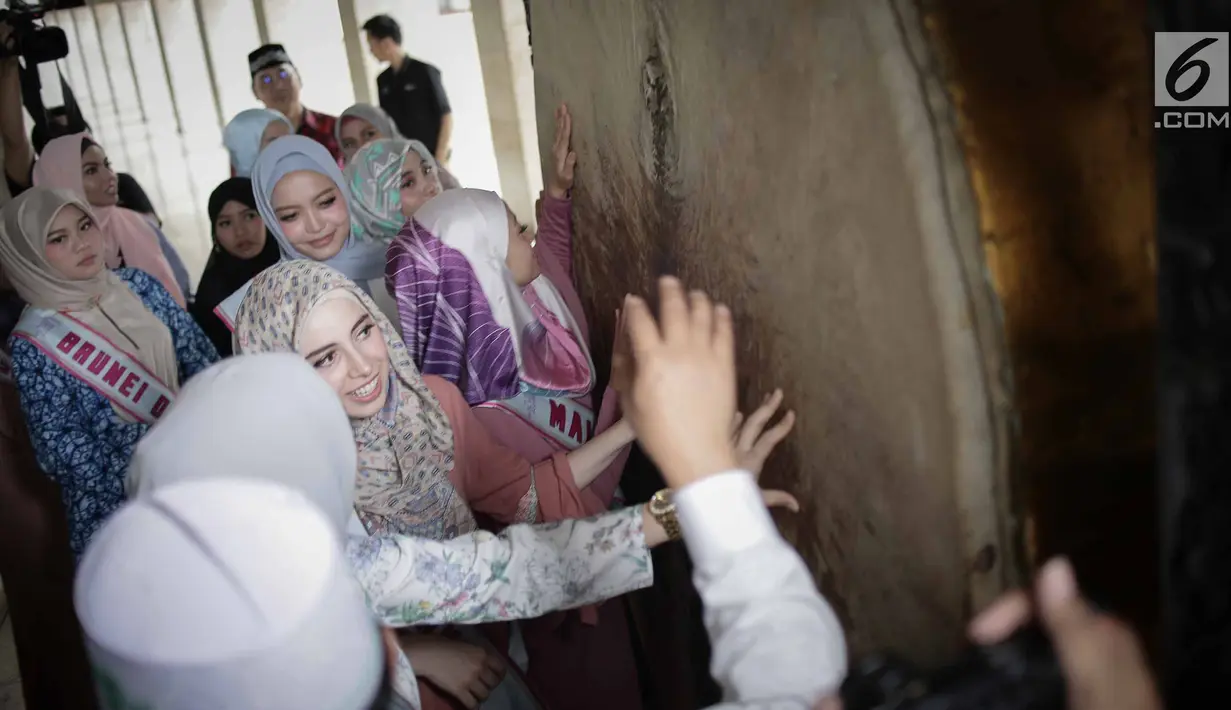 Peserta Puteri Muslimah Asia 2018 melihat bedug saat tour Mesjid Istiqlal, Jakarta, Kamis (3/4). Ajang Putri Muslimah Asia 2018 ini adalah kali pertama dilaksanakan. (Liputan6.com/Faizal Fanani)