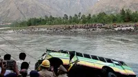 Sebuah bus kelebihan muatan di India jatuh ke sungai dan menewaskan 39 orang penumpang. (AP)
