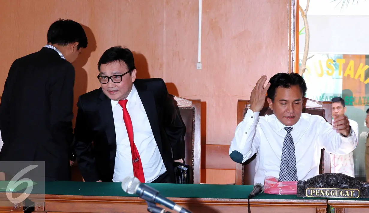 Ekspresi Yusril Ihza Mahendra usai menghadiri sidang praperadilan perdana di PN Jaksel terkait penetapan Dahlan Iskan sebagai tersangka oleh Kejati DKI Jakarta, Senin (27/7/2015). (Liputan6.com/Helmi Afandi)