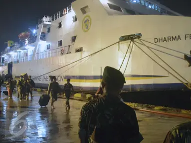 KM Dharma Ferry 2 tiba di Pelabuhan Tanjung Emas, Semarang , Rabu (26/1/2016). Rombongan kedua yang dibawa dari Kalimantan Barat ini mengangkut sebanyak 1281. (Foto:Gholib) 