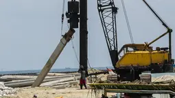 Pekerja melakukan pemasangan rangka beton pada proyek pembangunan dermaga di Pulau Pramuka, Kepulauan Seribu, Rabu (28/11). Proyek pembangunan dermaga yang sudah dimulai sejak tahun lalu itu terus dikebut pengerjaannya. (Liputan6.com/Faizal Fanani)