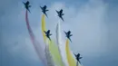 Jet tempur J-10 dari Tim Aerobatic Bayi Angkatan Udara China melakukan manuver pada China Airshow 2018 di Guangdong, Selasa (6/11). Pertunjukan ini menjadi ajang memamerkan kekuatan Angkatan Udara Tentara Pembebasan Rakyat China. (WANG ZHAO / AFP)