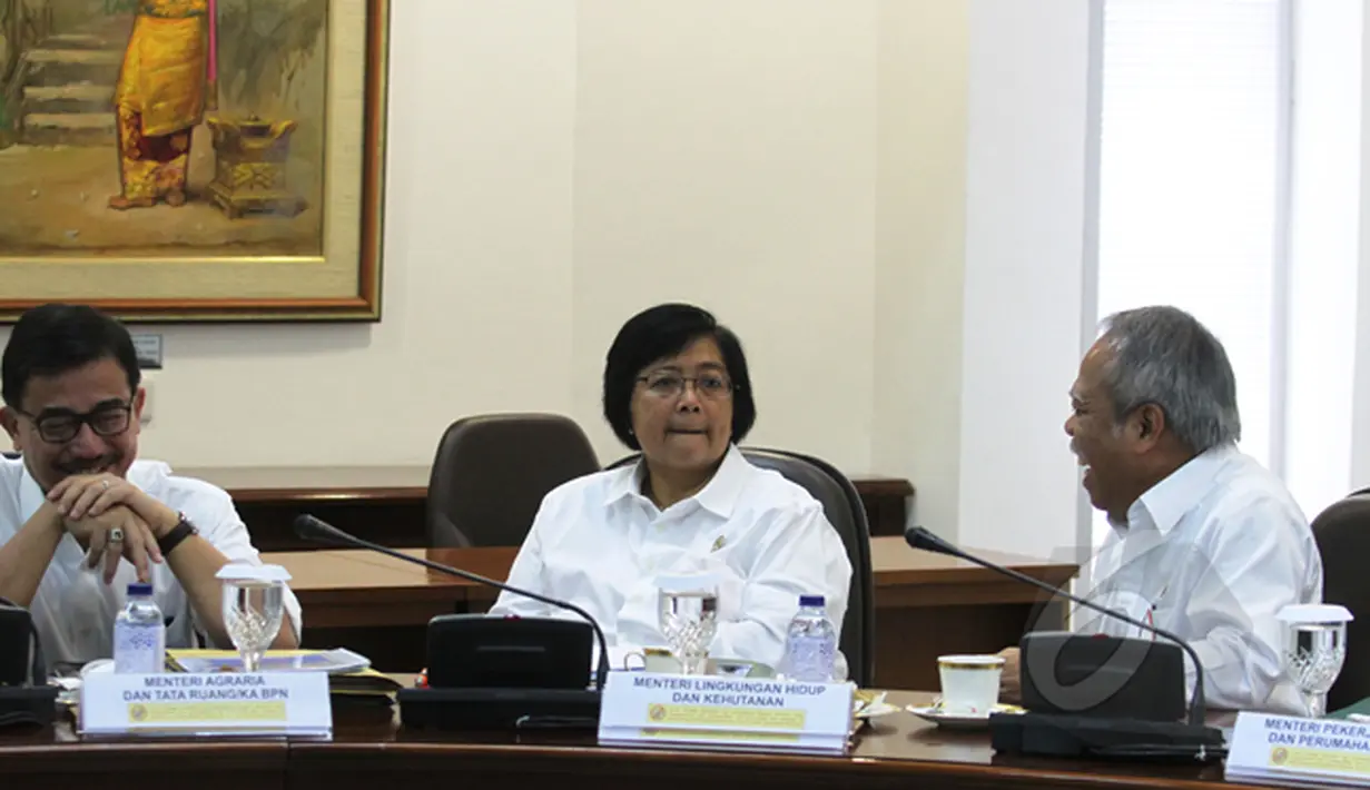 Menteri Agraria dan Tata Ruang Ferry Mursyidan Baldan (kiri) berbincang dengan Menteri LHK Siti Nurbaya (tengah) dan Menteri PU-Pera Basuki Hadimuljono sebelum rapat terbatas kabinet di Kantor Presiden, Jakarta, Kamis (5/3). (Liputan6.com/Faizal Fanani)