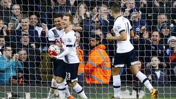  Pemain Tottenham, Christian Eriksen (tengah)  merayakan golnya bersama rekan-erkannya saat melawan AFC Bournemouth pada lanjutan liga Inggris di Stadion White Hart Lane, London, Minggu (20/3/2016). (Reuters/Darren Staples)