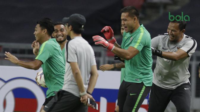 Kiper Timnas Indonesia, Anritany Ardhiyasa, tertawa saat latihan jelang laga Piala AFF 2018 di Stadion Nasional, Singapura, Kamis (8/11). Singapura akan melawan Timnas Indonesia. (Bola.com/M. Iqbal Ichsan)