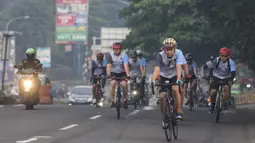 Para pesepeda menggowes saat mengikuti Bike 4round The City di Tangerang, Banten, Minggu (4/3/2018). Kegiatan yang diadakan dalam rangka ulang tahun Hotel Novotel ini menempuh jarak sekitar 50 kilometer. (Bola.com/Vitalis Yogi Trisna)