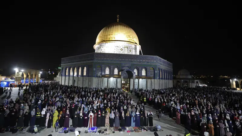 Melihat Muslim Palestina Berdoa Saat Malam Lailatul Qadar