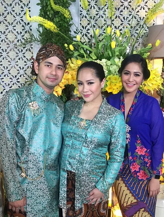 Raffi Ahmad dan Nagita Slavina tampak kompak dengan mengenakan kebaya berwarna biru. (via Instagram.com/cacatengker/)