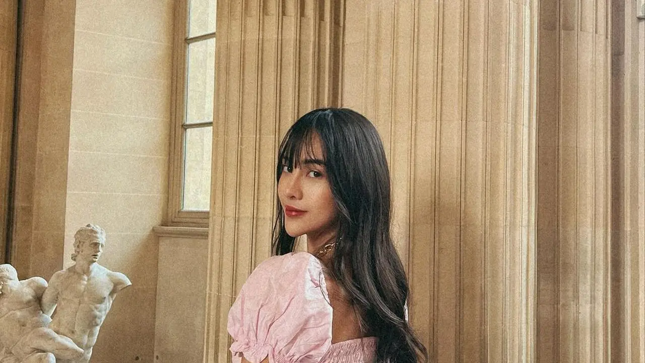 Gaya Anya Geraldine Pakai Outfit Cewek Kue, Manis Banget