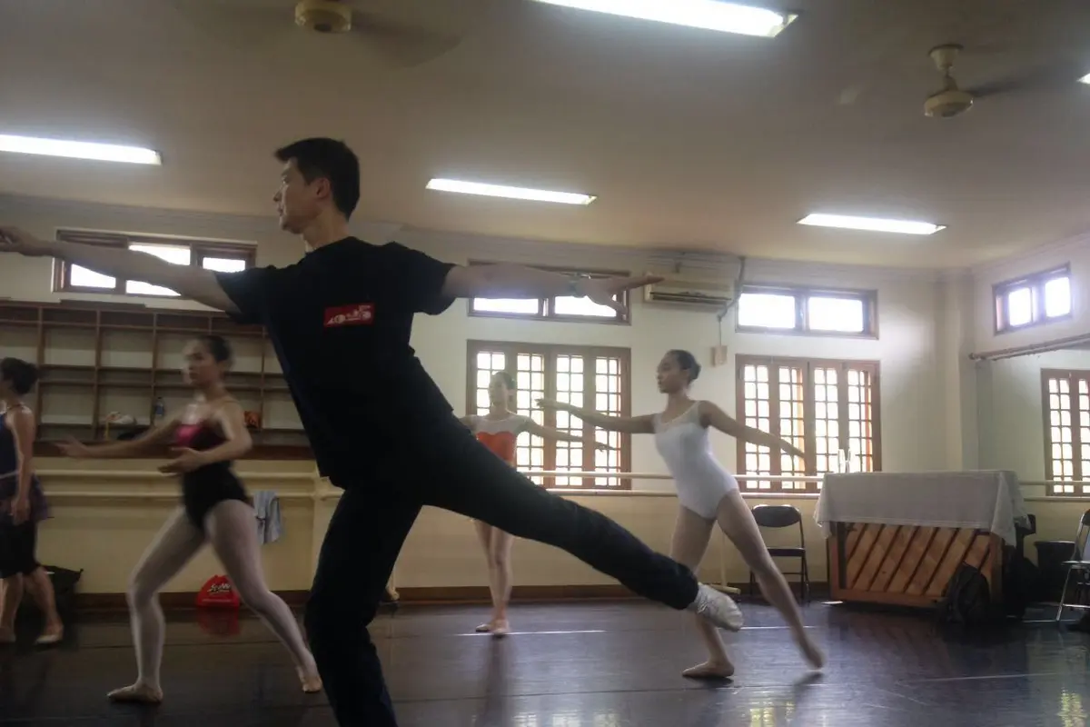 Master balet, Xu Gang, tengah melatih sejumlah balerina di sekolah Namarina Ballet Jazz Fitnes 