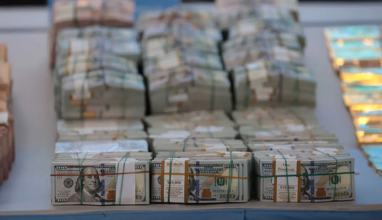 Barang bukti uang ratusan miliar rupiah di Mapolda Metro Jaya, Jakarta, Jumat (10/7/2026). (KLY/ Budi Santoso)