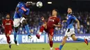 Bek Napoli, Kalidou Koulibaly, menyundul bola saat melawan Liverpool pada laga Liga Champions di Stadion San Paolo, Selasa (17/9/2019). Napoli menang 2-0 atas Liverpool. (AP/Gregorio Borgia)