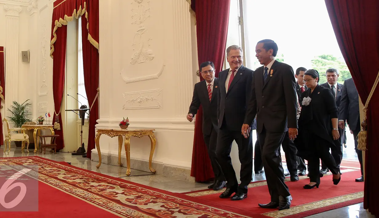 Presiden Joko Widodo bersama Presiden Finlandia Sauli Niinisto memasuki Istana Merdeka, Jakarta, Selasa (3/11). Pertemuan tersebut akan membahas tata kelola lahan gambut untuk mengantisipasi bencana kebakaran hutan. (Liputan6.com/Faizal Fanani)