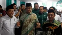 Dukungan PKB terhadap Anies ditandai dengan penyerahan surat rekomendasi dan pemotongan tumpeng yang dilakukan Ketua DPW PKB DKI Jakarta Hasbiallah Ilyas. (Liputan6.com/Herman Zakharia)