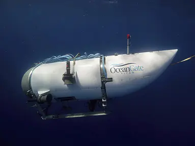 Foto yang disediakan oleh OceanGate Expeditions ini menunjukkan sebuah kapal selam bernama Titan yang digunakan untuk mengunjungi lokasi reruntuhan Titanic. (OceanGate Expeditions via AP)